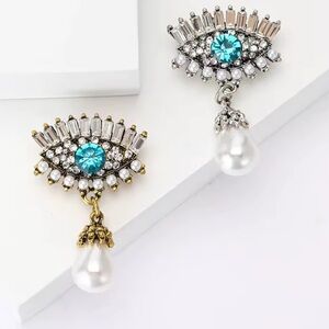 Azure Eye of Elegance Pearl Silver Brooch